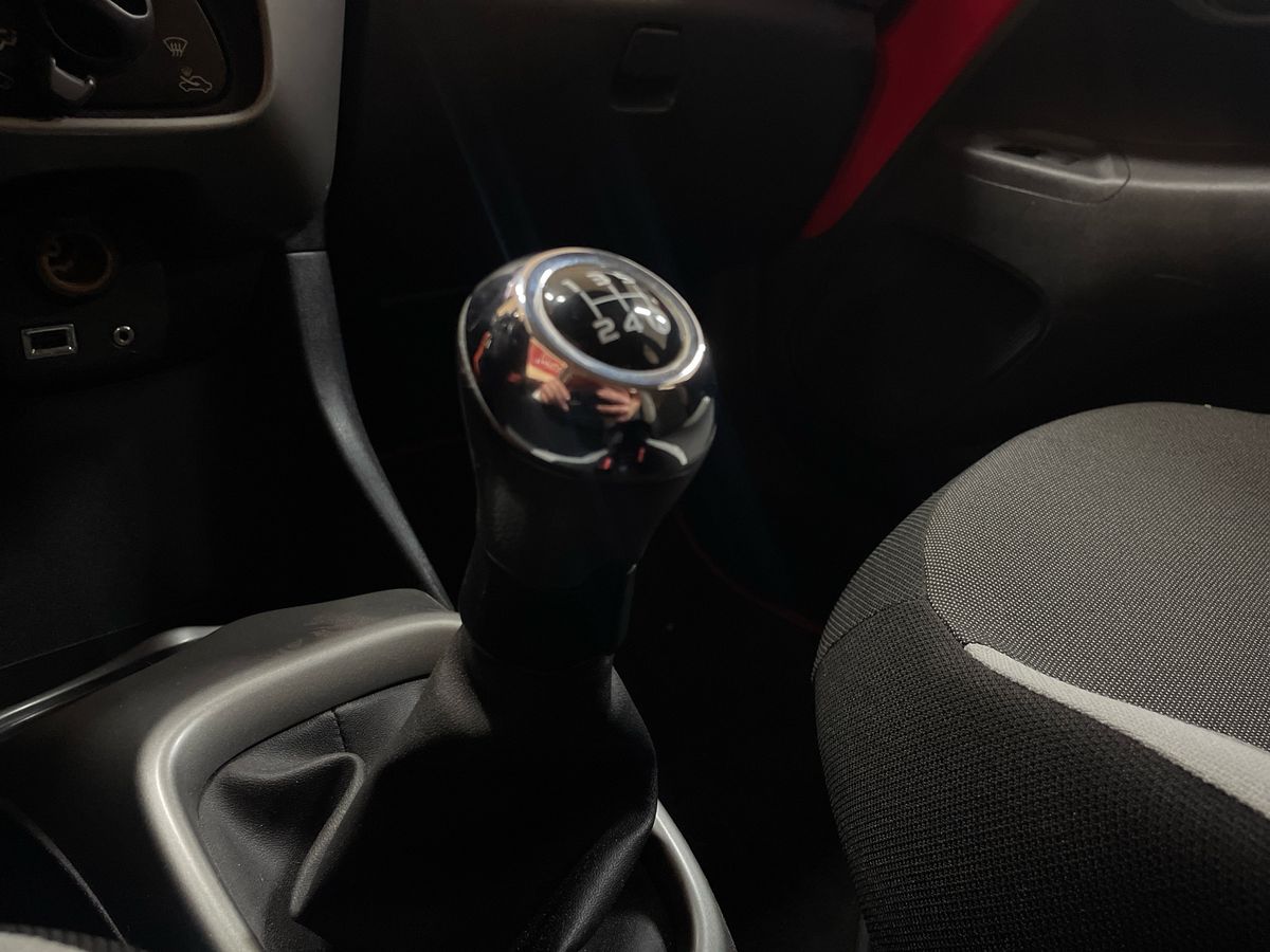 TOYOTA AYGO Aygo 5P x-play + AC + x-touch