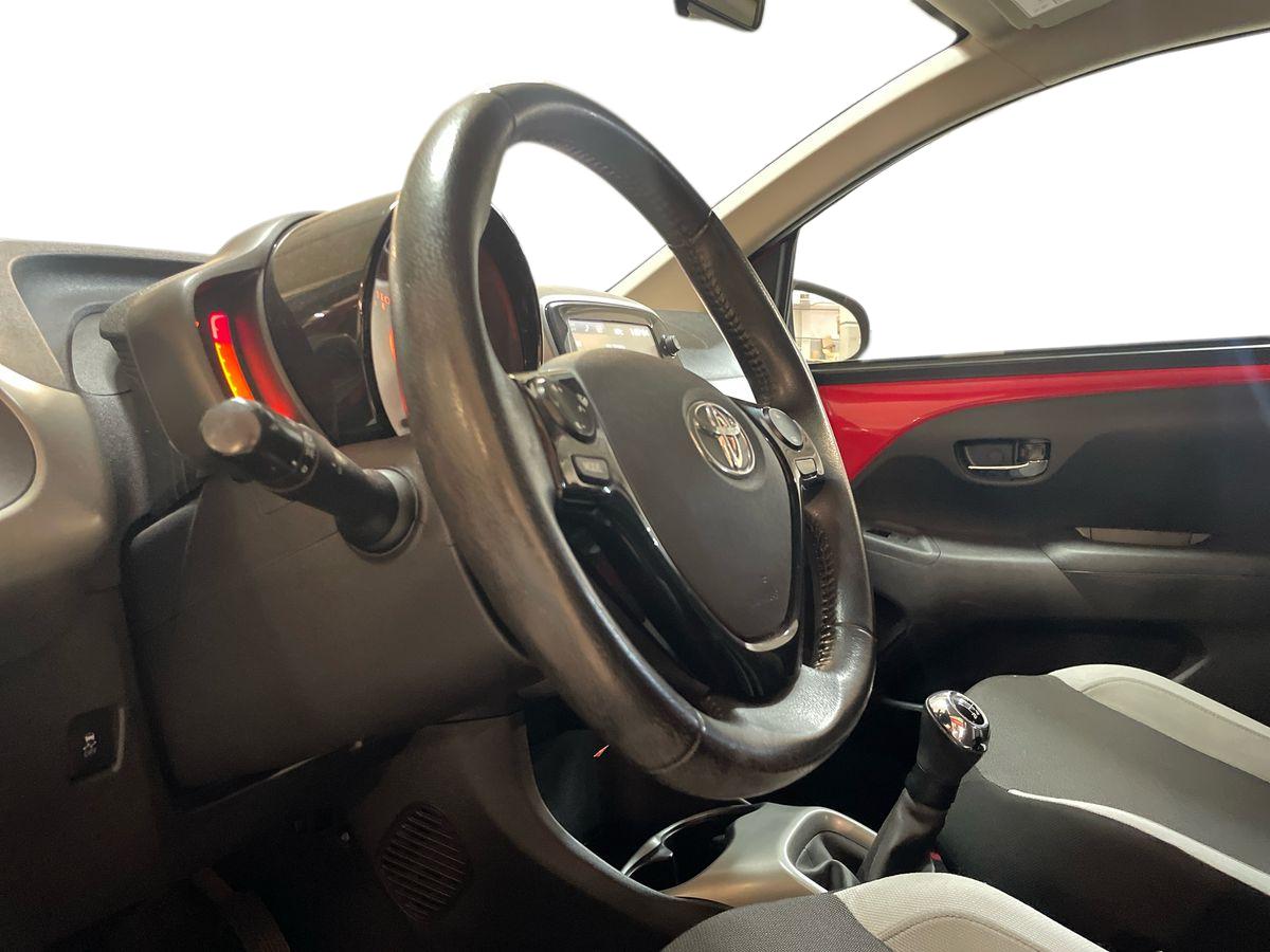 TOYOTA AYGO Aygo 5P x-play + AC + x-touch