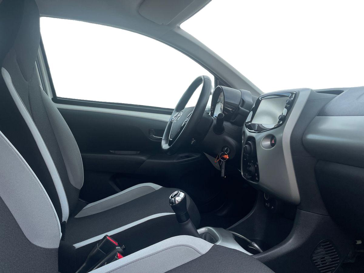 TOYOTA AYGO AYGO 3P 1.0 x-play + AC + x-touch