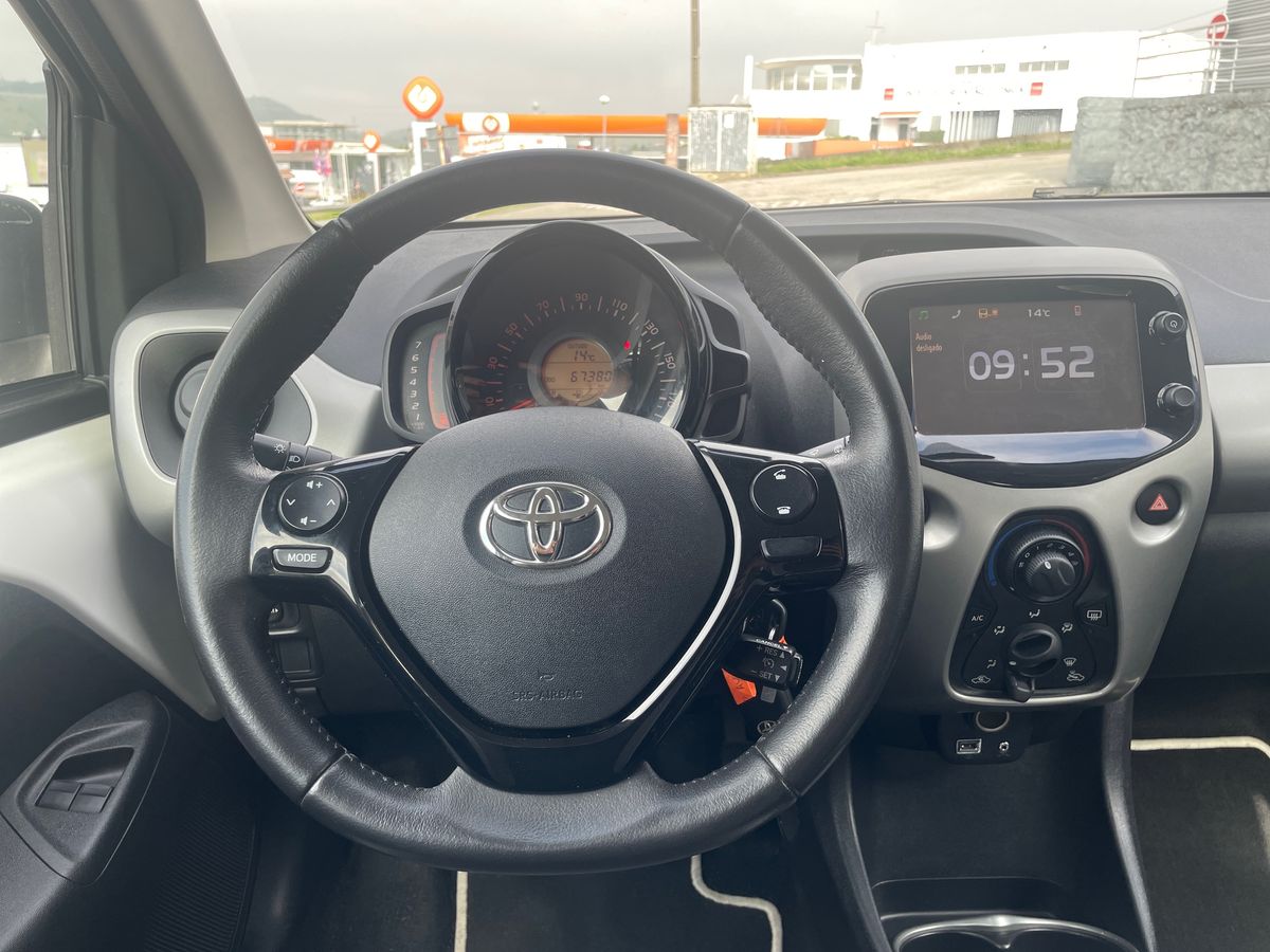 TOYOTA AYGO AYGO 3P 1.0 x-play + AC + x-touch