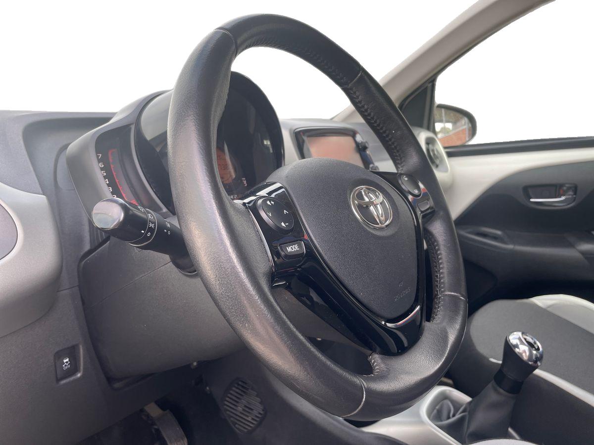 TOYOTA AYGO AYGO 3P 1.0 x-play + AC + x-touch