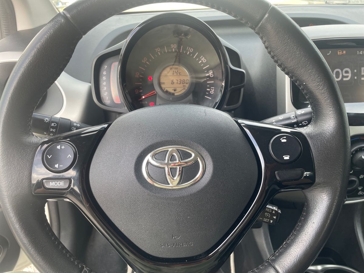 TOYOTA AYGO AYGO 3P 1.0 x-play + AC + x-touch