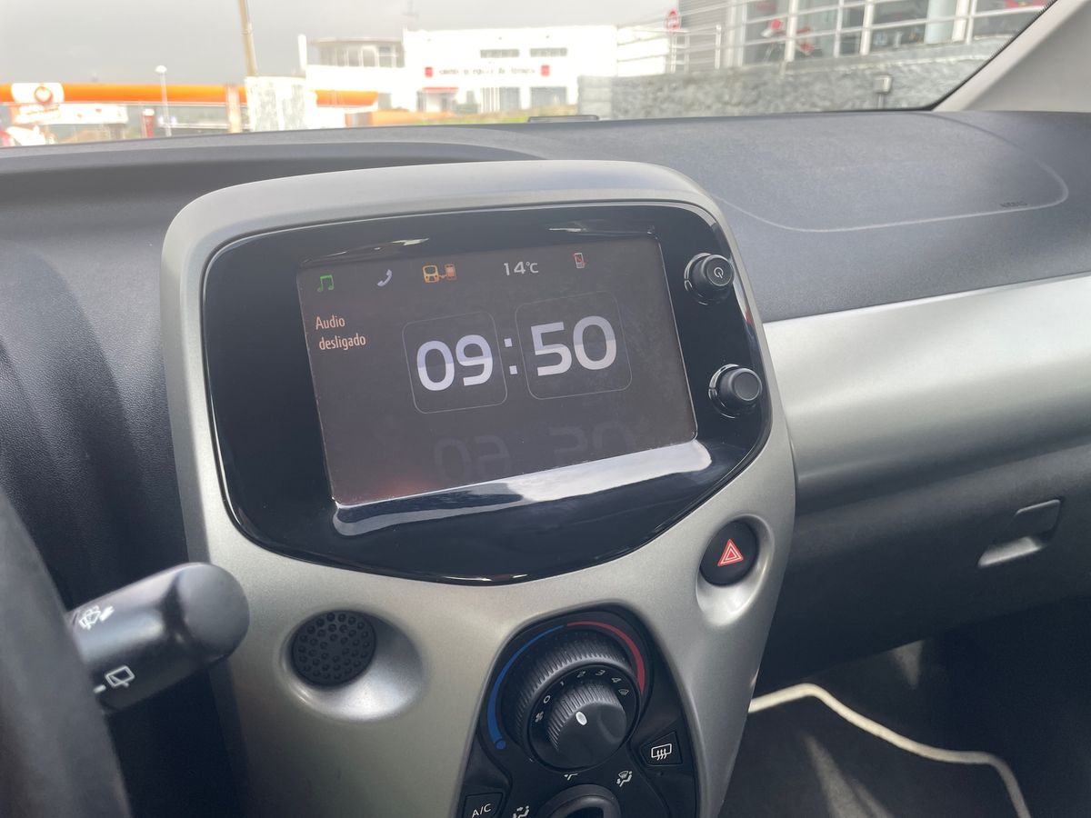TOYOTA AYGO AYGO 3P 1.0 x-play + AC + x-touch