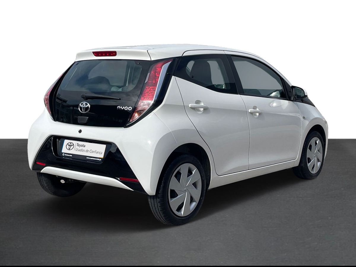 TOYOTA AYGO AYGO 3P 1.0 x-play + AC + x-touch