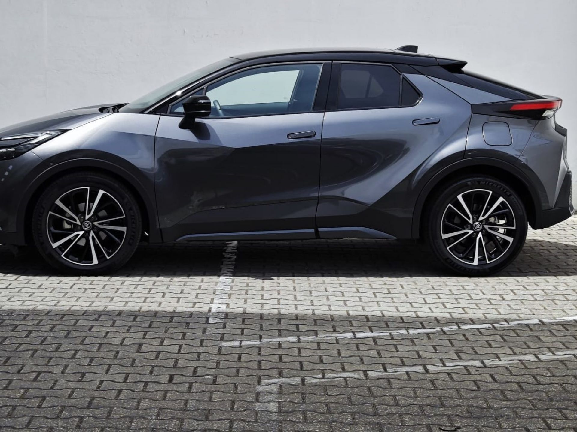 TOYOTA C-HR 23-24 C-HR 1.8 Hybrid Lounge